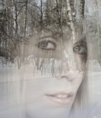 Vinterdepression er en særlig form for depression, der er sæsonbestemt og som også kan behandles med terapi. Den opstår, når dagslyset aftager i forbindelse med vinterperioden, heraf navnet, og slutter efter uger, måneder eller når foråret igen bryder frem. Vinterdepression er som regel en mildere form for depression, men symptomerne er ellers de samme som ved almindelig depression. Vil du vide mere om psykoterapi og vinterdepression, så klik på billedet.