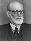 Sigmund Freud (1859 - 1939) var oprindelig uddannet læge, men fik efterhånden interesse for psyken og behandling af psykisk lidelse. Han er psykoterapiens grundlægger. Vil du læse mere om ham, så klik på billedet. I modsat fald kan det være, at du er mere interesseret i at vide, at moderne psykoterapi er en  levende, spændende, oplevelses-orienteret og forandringskabende proces - for alle mennesker. 