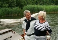 Dette par har ved min mellemkomst som parterapeut lært at være sammen på en hel ny måde. Hun er blevet mere opmærksom på hans behov for fysisk berøring, og han på hendes behov for øjenkontakt og sjæleligt nærvær. Hun kan lide at han ”putter” hende med dynen godt rundt om sig om aftenen, inden hun skal sove. Hun mærker hans støtte, og det betyder, at hun lettere kan stå imod den angst, hun indimellem bliver overvældet af. Parret er blevet lidt mere klar til at gå den tredje alder i møde sammen.  